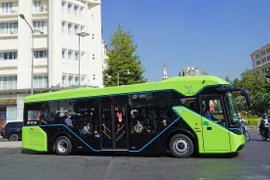 Đặt lộ trình cụ thể việc sử dụng xe bus sử dụng điện, năng lượng xanh tại Hà Nội 