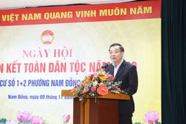Chủ tịch thành phố Hà Nội chung vui Ngày hội Đại đoàn kết với người dân quận Đống Đa