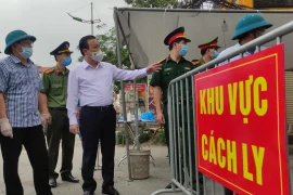 Video: Phó Chủ tịch Hà Nội kiểm tra, nhắc nhở huyện Thường Tín khi người dân vẫn đi lại, tiếp xúc trong khu phong tỏa