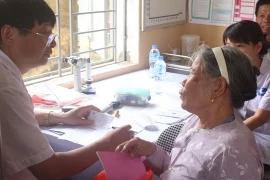 Cấp thẻ bảo hiểm y tế và khám bệnh cho người dân bị ảnh hưởng bởi khu xử lý rác sóc sơn