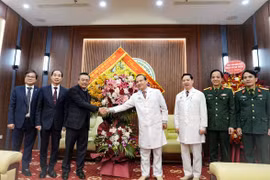 Chủ tịch Hà Nội chúc mừng Bệnh viện Trung ương Quân đội 108 nhân 70 năm Ngày Thầy thuốc Việt Nam