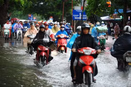 Hà Nội ngập, giao thông ùn tắc sau mưa lớn 