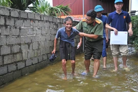 Người dân Chương Mỹ đi tạm cư: Mong lũ rút để được về nhà!