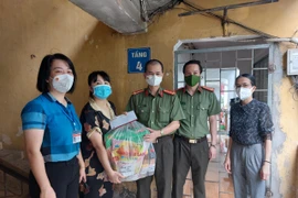 Thêm hơn 600 phần quà nghĩa tình của lực lượng Công an sẻ chia với lực lượng tuyến đầu và người dân khó khăn