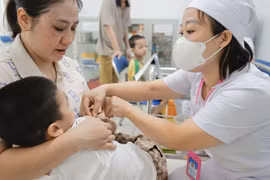 Hà Nội: Đi từng ngõ, gõ từng nhà, rà từng đối tượng đẩy nhanh tiến độ tiêm vaccine phòng sởi