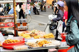 Kiểm tra đột xuất về an toàn thực phẩm xung quanh cổng trường học