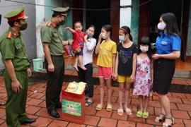 Tuổi trẻ Công an Thủ đô tiếp tục hỗ trợ lao động ngoại tỉnh mắc kẹt ở Thủ đô