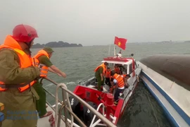 Huy động lực lượng tìm kiếm cứu nạn vụ lật tàu du lịch trên Vịnh Hạ Long