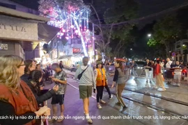 "Dịch vụ" nguy hiểm ngày Tết tại "phố đường tàu" ở Hà Nội