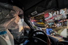 [ẢNH] Theo chân những "chiến sĩ" đặc biệt đón miễn phí F0 trong tâm dịch nguy hiểm nhất Thủ đô