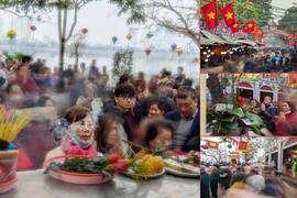 Chen chân đi lễ cầu may ngày mùng hai Tết ở Phủ Tây Hồ, tiền lẻ vẫn rải khắp nơi...