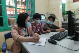 Người dân ngỡ ngàng với tiện ích của mô hình cải cách hành chính "Ngày không chờ" ở phường Quán Thánh