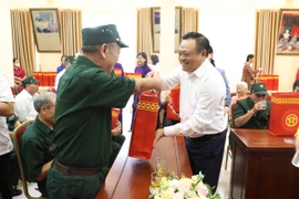 Chủ tịch Hà Nội thăm hỏi người có công, thân nhân liệt sỹ dịp 27-7