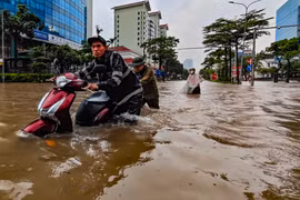 Hà Nội chỉ đạo tiếp tục tập trung tối đa nhân lực, thiết bị ứng phó ngập lụt và nguy cơ sạt lở
