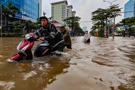 Hà Nội chỉ đạo tiếp tục tập trung tối đa nhân lực, thiết bị ứng phó ngập lụt và nguy cơ sạt lở
