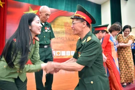 Cái bắt tay đặc biệt giữa người cựu binh 50 năm trước với thế hệ trẻ Công an Thủ đô hôm nay