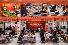 Xúc động hình ảnh chiến sỹ Công an, người nước ngoài cùng nhân dân hiến máu cứu người trong giãn cách xã hội