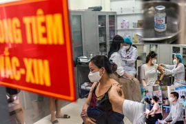 Hình ảnh đặc biệt trong ngày đầu chiến dịch tiêm vaccine Covid-19 cho toàn dân Thủ đô