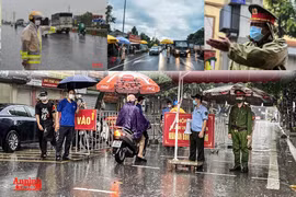 [ẢNH] Công an Hà Nội đội mưa lớn kiểm soát "ngoài chặt, trong chặt" để ngăn dịch bệnh