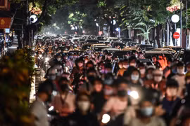 [Ảnh] Giật mình với cảnh "biển người" chen chân đi chơi Trung thu khi Hà Nội vừa nới lỏng giãn cách