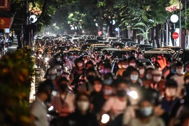 [Ảnh] Giật mình với cảnh "biển người" chen chân đi chơi Trung thu khi Hà Nội vừa nới lỏng giãn cách