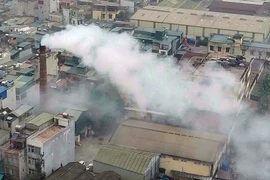 Chủ tịch Hà Nội chỉ đạo làm rõ thông tin nhà máy dệt xả khói bụi vào khu dân cư ở Hoàng Mai