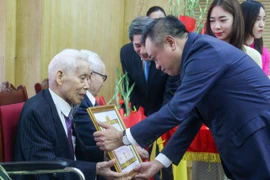 Chủ tịch Hà Nội trao Huy hiệu Đảng, tri ân các đảng viên lão thành quận Ba Đình