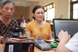 Hà Nội mở tài khoản cho người dân trong cả ngày nghỉ để chi trả an sinh xã hội trước Tết