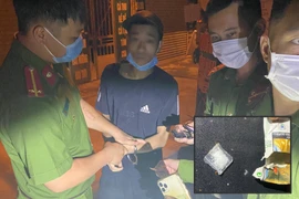 Tuần tra đêm, phát hiện 2 đối tượng mua ma túy đá về sử dụng