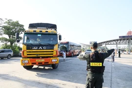 Video: Gặp chốt kiểm soát, nhiều xe tải, xe khách không được vào Hà Nội do không đủ điều kiện phòng dịch