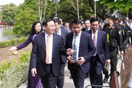 Bí thư Thành ủy Hà Nội Vương Đình Huệ kiểm tra chất lượng lát đá vỉa hè hồ Gươm 