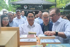 [Ảnh] Thủ tướng Việt Nam cùng Thủ tướng Malaysia và phu nhân trải nghiệm phố sách Hà Nội 