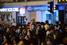 Hà Nội tiếp tục khuyến khích người dân đeo khẩu trang khi đến khu vực đông người