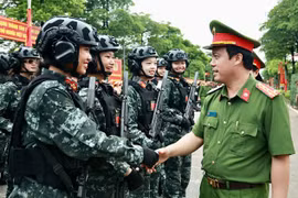 Học viện Cảnh sát nhân dân thăm hỏi, động viên nữ học viên tập luyện diễu binh, diễu hành 