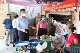 Phó Chủ tịch Hà Nội động viên bà con tiểu thương ngoại thành