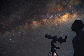 Chủ tịch Hà Nội tặng Bằng khen 4 học sinh trường THPT chuyên Hà Nội - Amsterdam