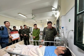 Chủ tịch Hà Nội tặng bằng khen chiến sỹ Trung đoàn Cảnh sát cơ động - CATP Hà Nội 