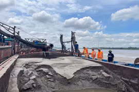 Hà Nội yêu cầu cưỡng chế ngay các bãi chứa vật liệu xây dựng ven sông không phép