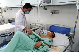 [Tin nhanh tối 4-11-2020] Cứu sống một thanh niên trúng hơn 13 viên đạn hoa cải