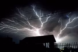 [Tin nhanh sáng 24-9-2020] Bị sét đánh tử vong khi dùng điện thoại đang sạc pin