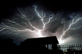 [Tin nhanh sáng 24-9-2020] Bị sét đánh tử vong khi dùng điện thoại đang sạc pin