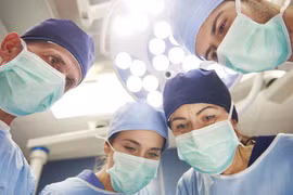 [Video] Bác sĩ lôi con rắn dài cả mét từ miệng bệnh nhân ở Nga