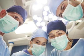 [Video] Bác sĩ lôi con rắn dài cả mét từ miệng bệnh nhân ở Nga