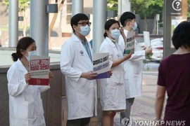 Hàn Quốc yêu cầu các bác sĩ ngừng đình công, trở lại chống dịch Covid-19