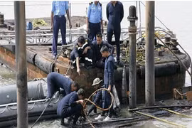 Chìm tàu hải quân Ấn Độ, nhiều người chết và mất tích