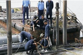 Chìm tàu hải quân Ấn Độ, nhiều người chết và mất tích