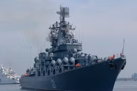 Tuần dương hạm Moskva diễn tập thực binh hỏa lực trên biển Đông