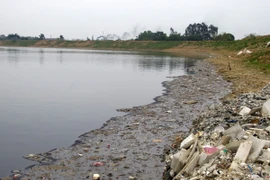 Sông Ngũ Huyện Khê bị “bức tử”, dân chỉ biết than trời!