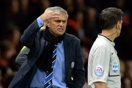 Mourinho lại gây sốc: “Tôi biết thừa Ivanovic sẽ phải nhận thẻ đỏ“
