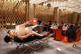 Thưởng tết cho nhân viên nam độc thân bằng... búp bê tình dục